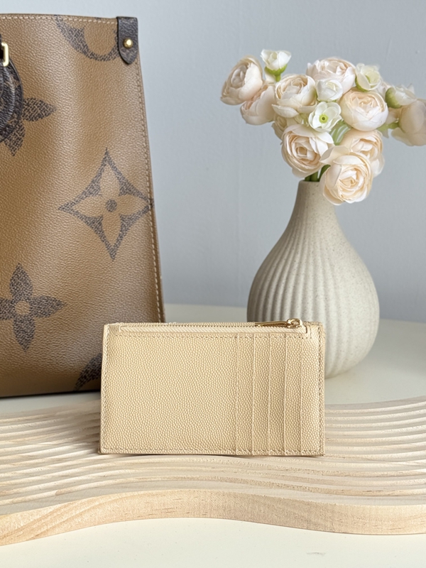 イヴサンローラン財布背面デザイン